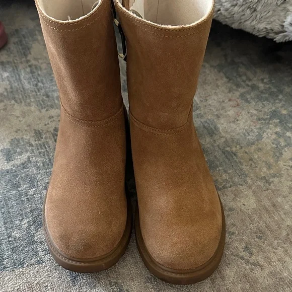 UGG Kids Tan bailey Boots with Starry Bow - Picture 3 of 9